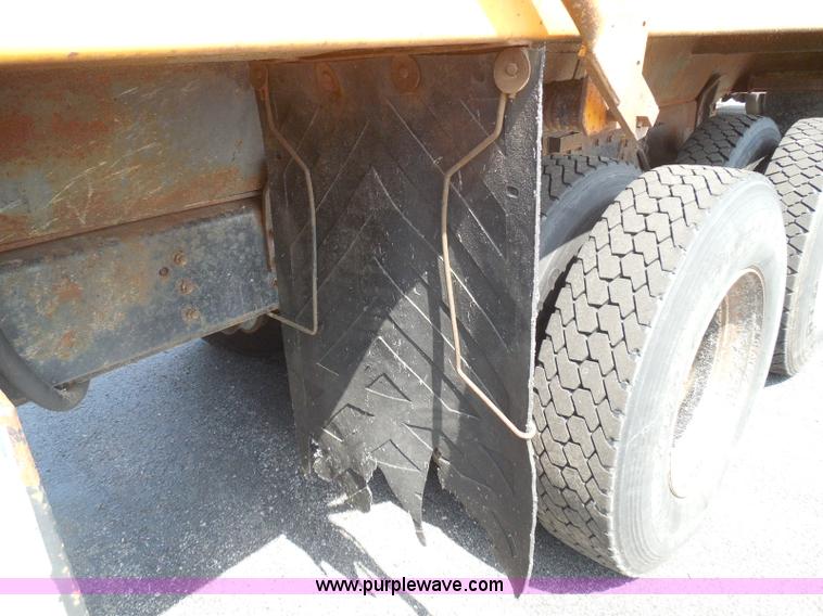 image for item K7521 2000 International 4900 dump truck