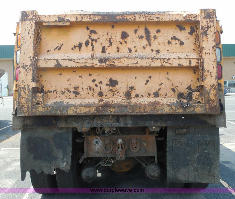 image for item K7522 2000 International 4900 dump truck