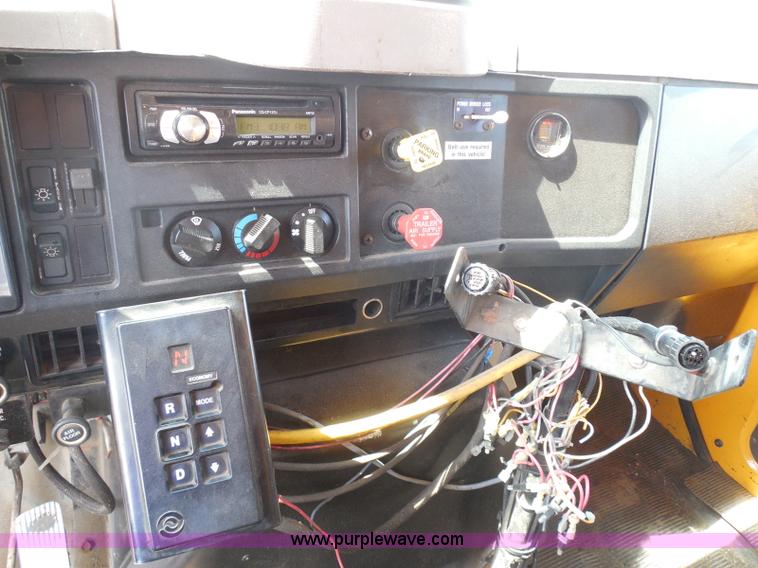 image for item K7522 2000 International 4900 dump truck