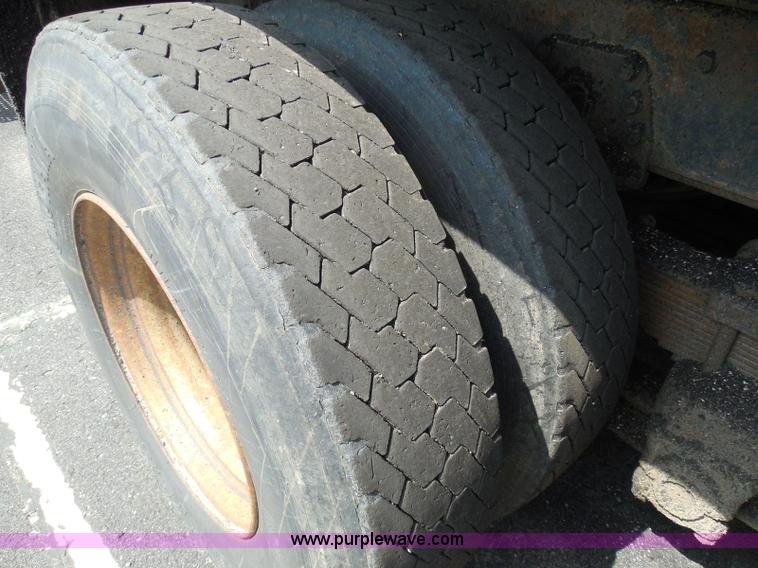 image for item K7522 2000 International 4900 dump truck