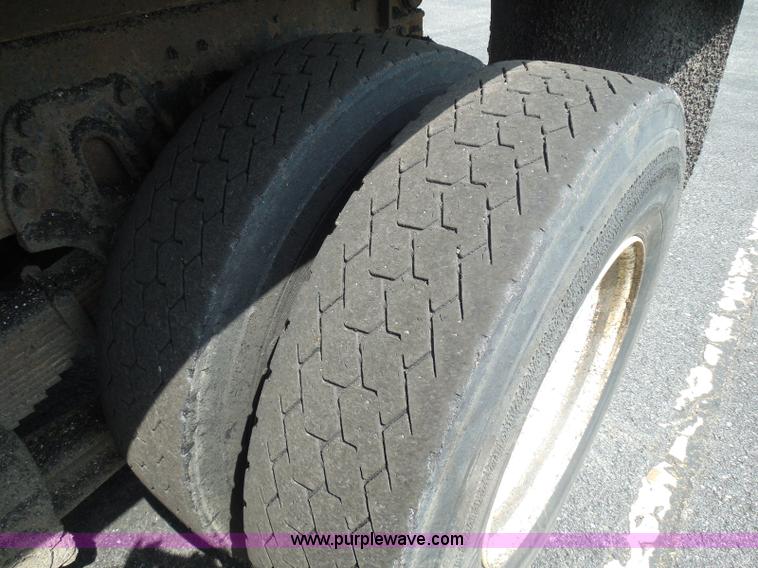 image for item K7522 2000 International 4900 dump truck