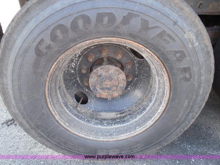 image for item K7522 2000 International 4900 dump truck