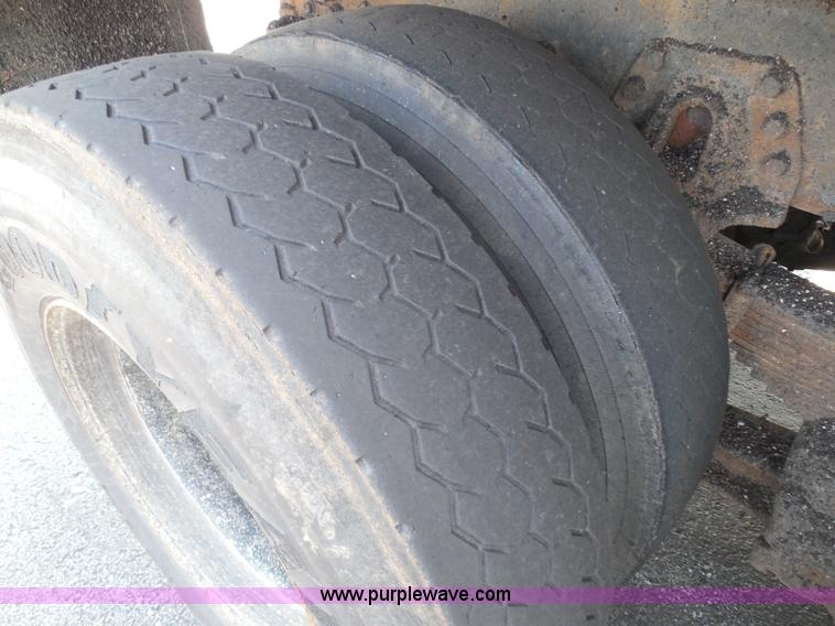 image for item K7522 2000 International 4900 dump truck