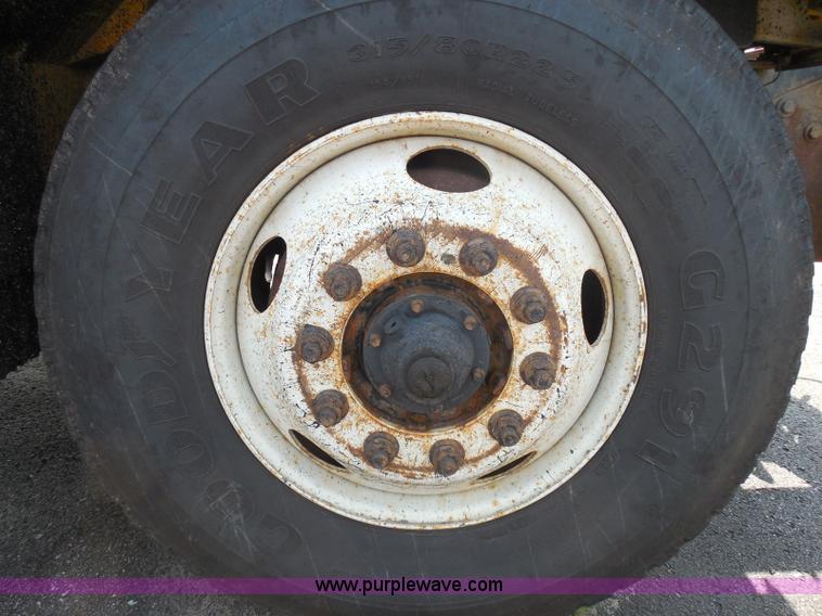 image for item K7522 2000 International 4900 dump truck