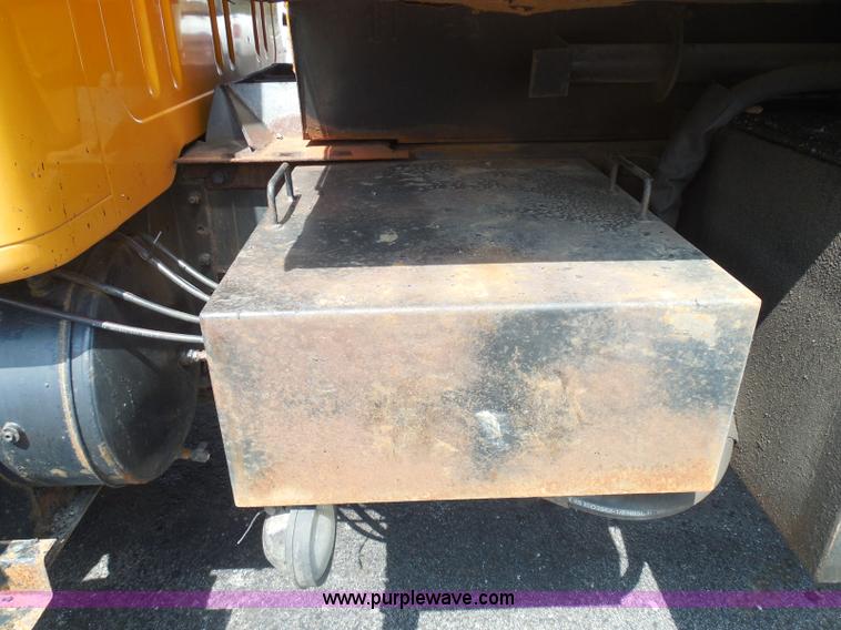 image for item K7522 2000 International 4900 dump truck