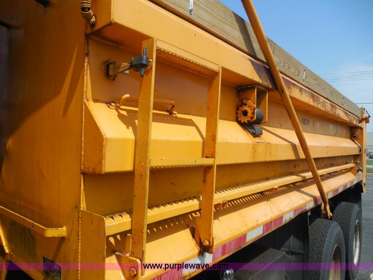 image for item K7522 2000 International 4900 dump truck