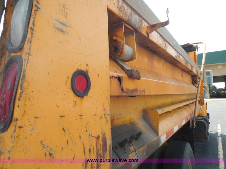image for item K7522 2000 International 4900 dump truck