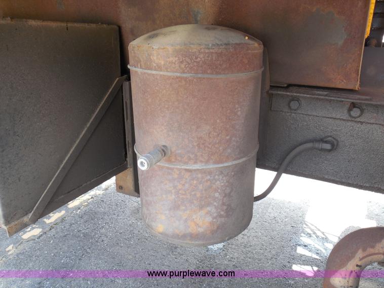 image for item K7522 2000 International 4900 dump truck