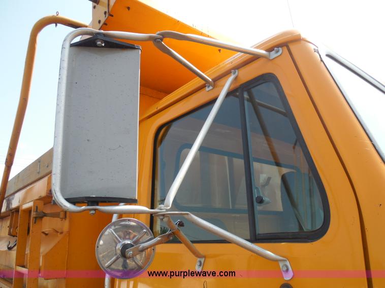 image for item K7522 2000 International 4900 dump truck