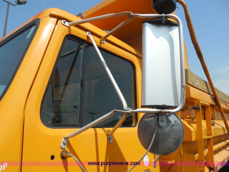 image for item K7522 2000 International 4900 dump truck