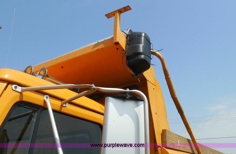 image for item K7522 2000 International 4900 dump truck