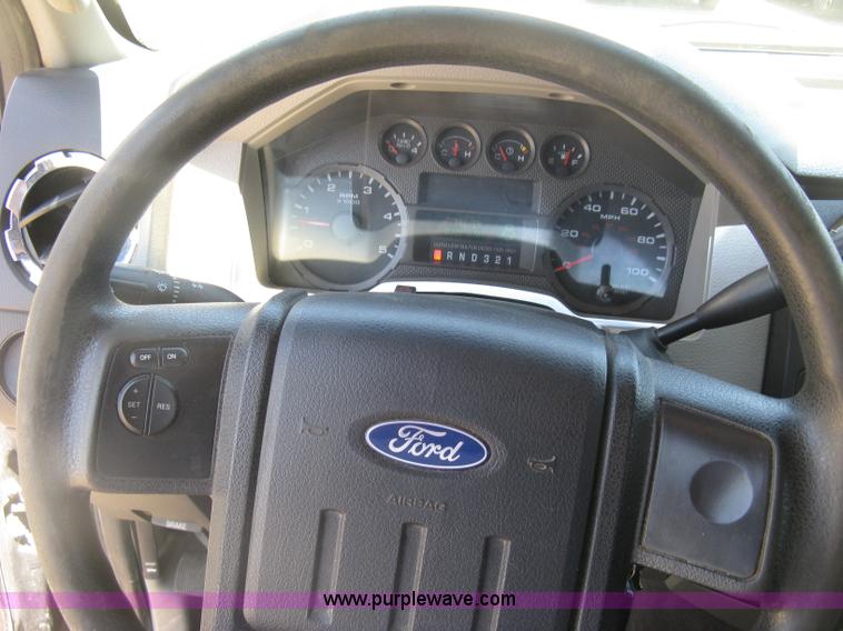 image for item K8652 2010 Ford F350 Super Duty XLT Crew Cab flatbed pickup truck