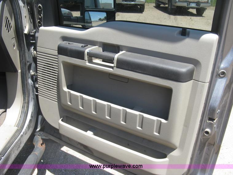 image for item K8652 2010 Ford F350 Super Duty XLT Crew Cab flatbed pickup truck