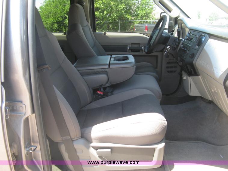 image for item K8652 2010 Ford F350 Super Duty XLT Crew Cab flatbed pickup truck