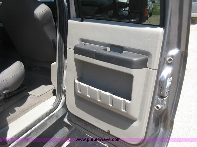 image for item K8652 2010 Ford F350 Super Duty XLT Crew Cab flatbed pickup truck