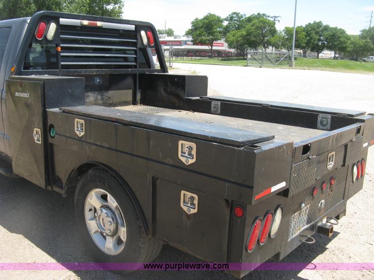 image for item K8652 2010 Ford F350 Super Duty XLT Crew Cab flatbed pickup truck