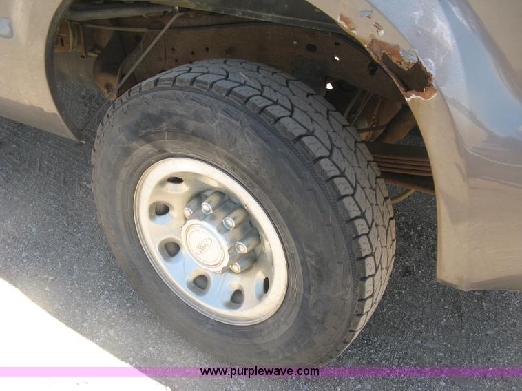 image for item K8653 2004 Ford F250 Super Duty XLT SuperCab pickup truck