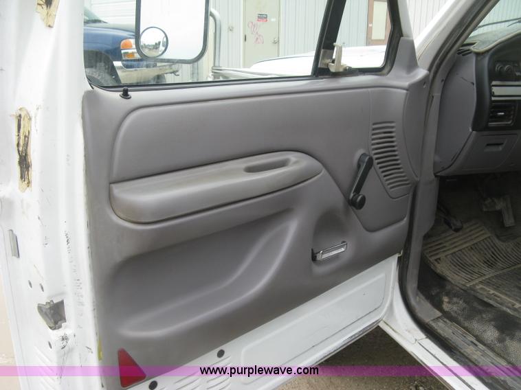 image for item K8677 1997 Ford F450 Super Duty flatbed truck