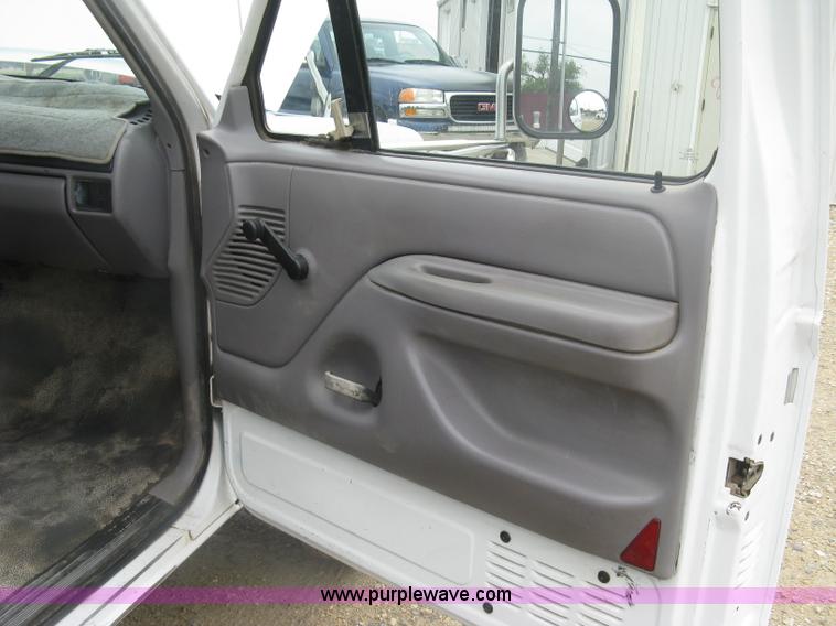 image for item K8677 1997 Ford F450 Super Duty flatbed truck