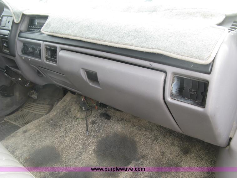 image for item K8677 1997 Ford F450 Super Duty flatbed truck