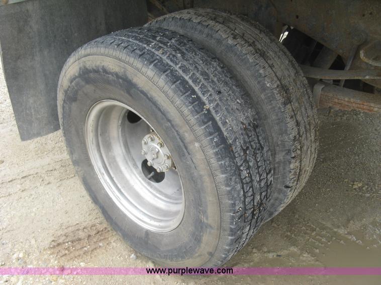 image for item K8677 1997 Ford F450 Super Duty flatbed truck