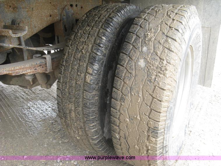 image for item K8677 1997 Ford F450 Super Duty flatbed truck