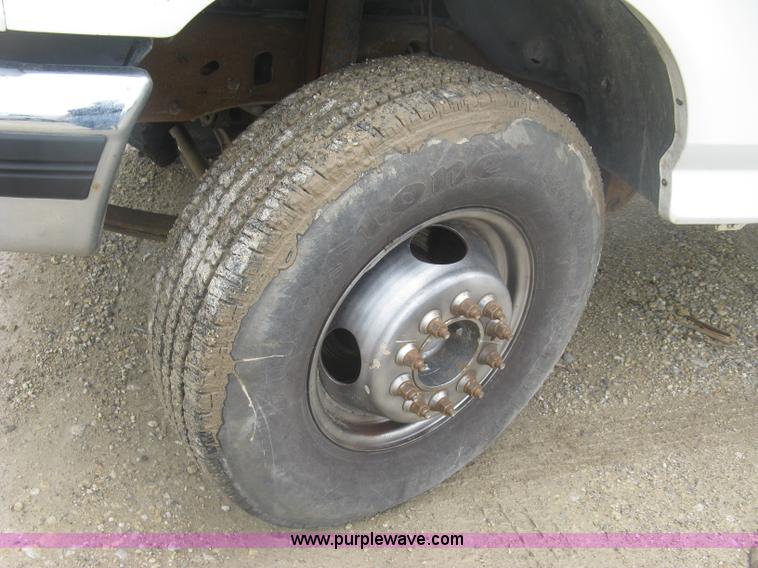 image for item K8677 1997 Ford F450 Super Duty flatbed truck