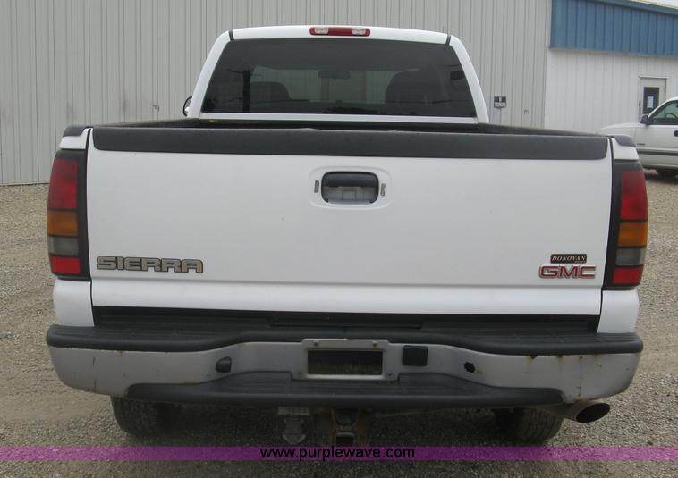 image for item K8678 2007 GMC Sierra Classic 2500HD Ext. Cab pickup truck