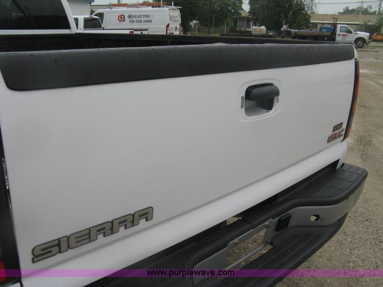 image for item K8678 2007 GMC Sierra Classic 2500HD Ext. Cab pickup truck