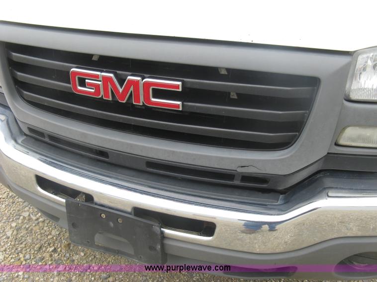 image for item K8678 2007 GMC Sierra Classic 2500HD Ext. Cab pickup truck