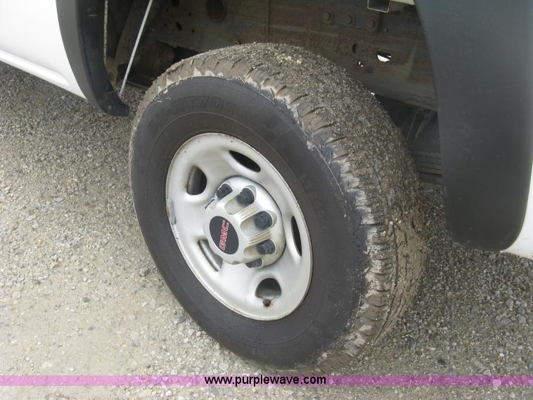 image for item K8678 2007 GMC Sierra Classic 2500HD Ext. Cab pickup truck