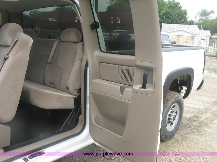 image for item K8679 2007 GMC Sierra Classic 2500HD Ext. Cab pickup truck