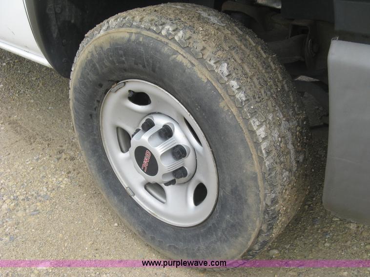 image for item K8679 2007 GMC Sierra Classic 2500HD Ext. Cab pickup truck