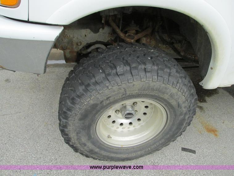 image for item R9333 1997 Ford F150 pickup truck