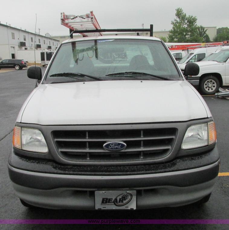 image for item R9335 2003 Ford F150 XL pickup truck