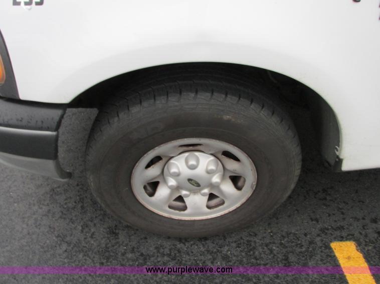 image for item R9335 2003 Ford F150 XL pickup truck