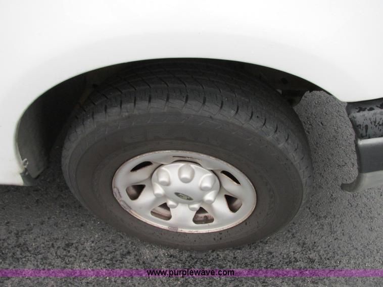 image for item R9335 2003 Ford F150 XL pickup truck