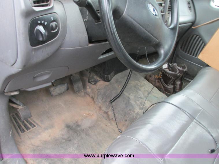 image for item R9335 2003 Ford F150 XL pickup truck