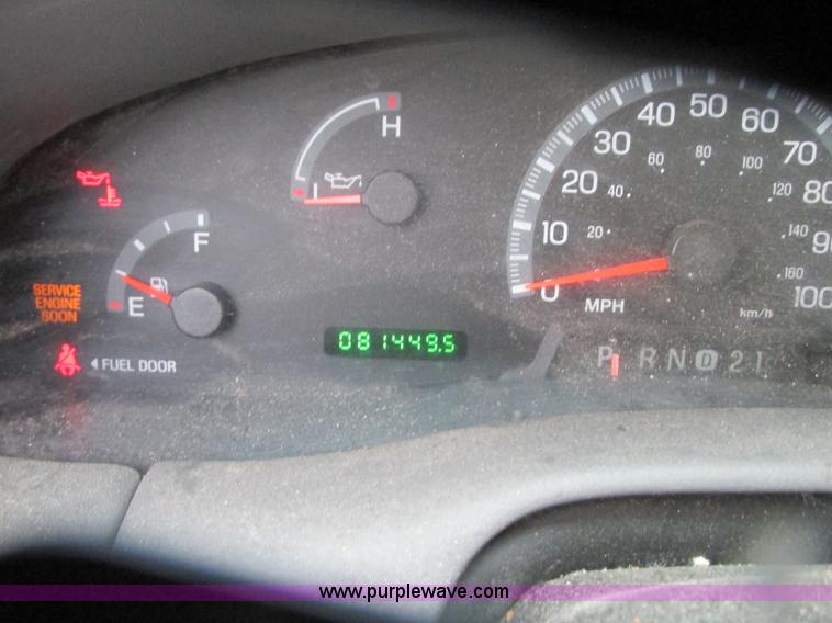 image for item R9335 2003 Ford F150 XL pickup truck