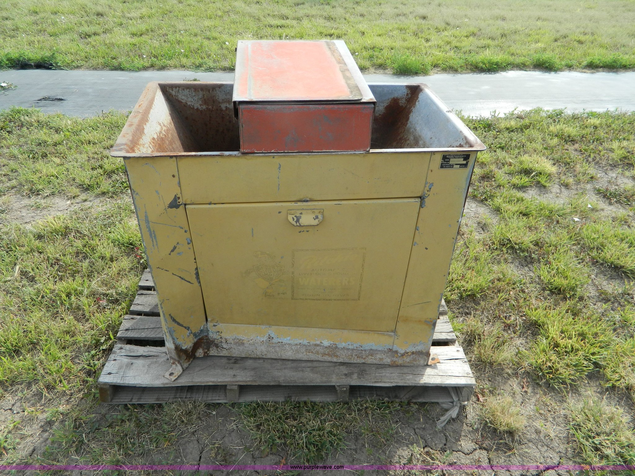 Ritchie double fountain livestock waterer in Hays, KS Item BJ9155