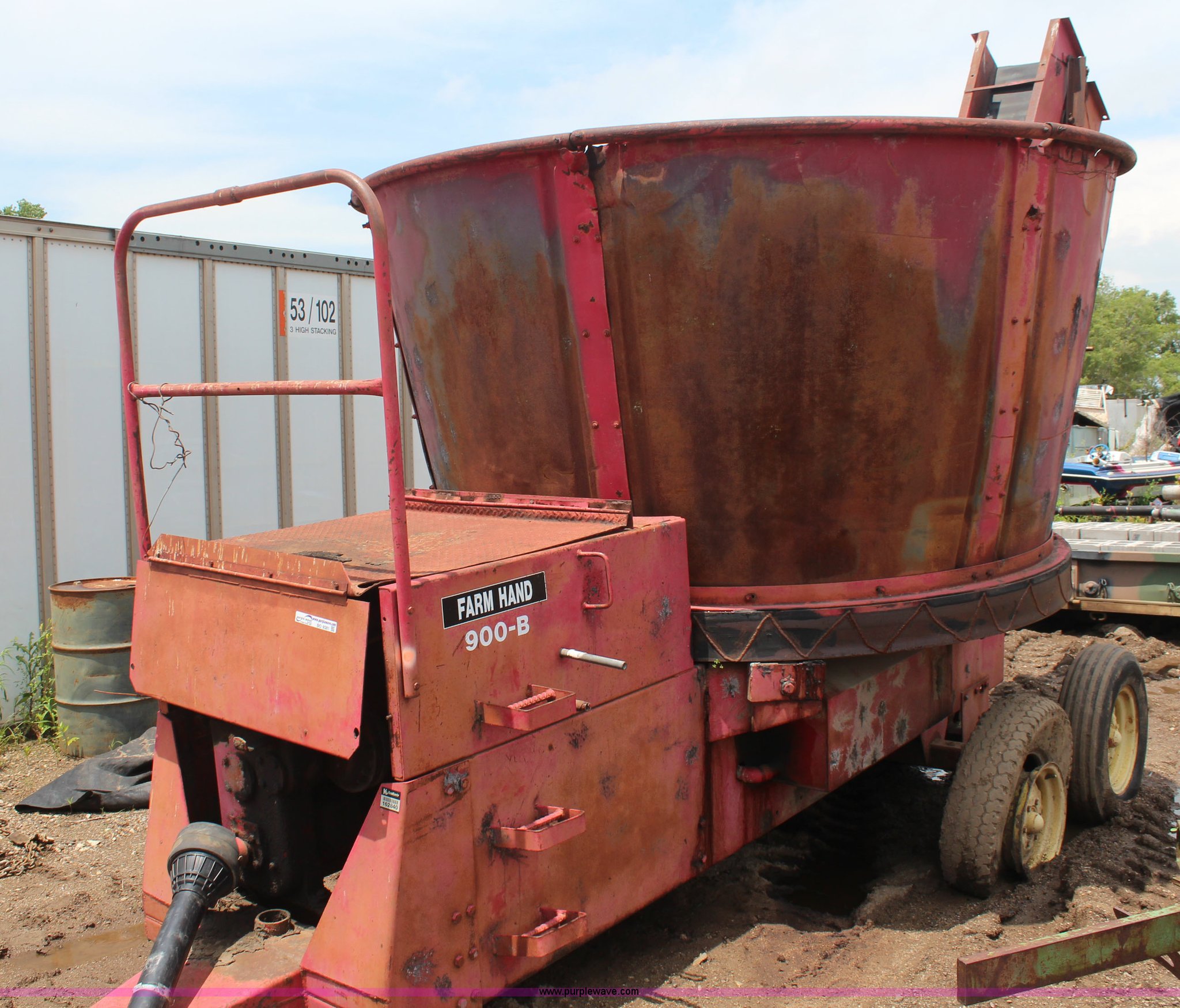 Farm Hand 900B tub grinder in Wamego, KS Item BO9381 sold Purple Wave
