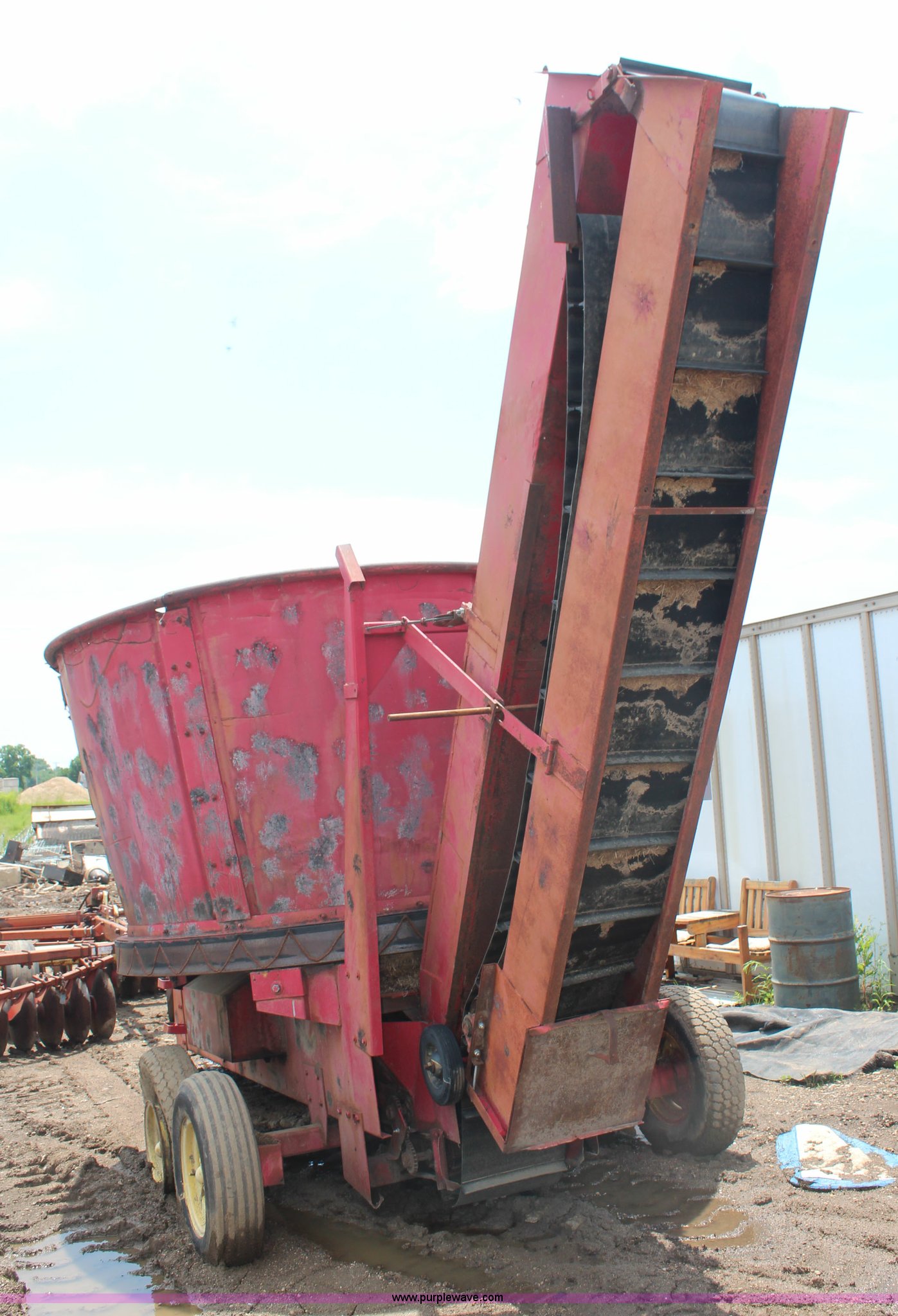 Farm Hand 900B tub grinder in Wamego, KS Item BO9381 sold Purple Wave