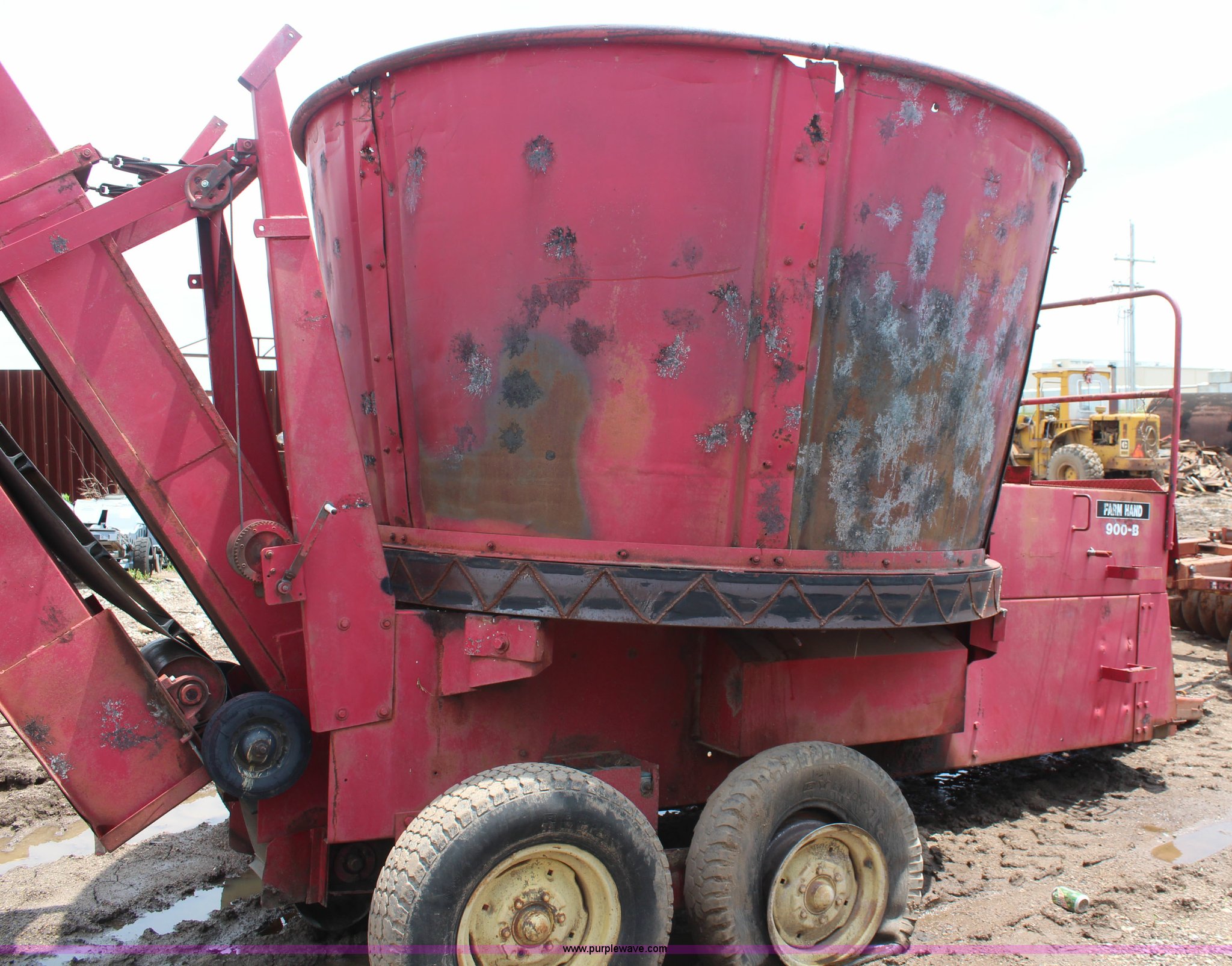 Farm Hand 900B tub grinder in Wamego, KS Item BO9381 sold Purple Wave