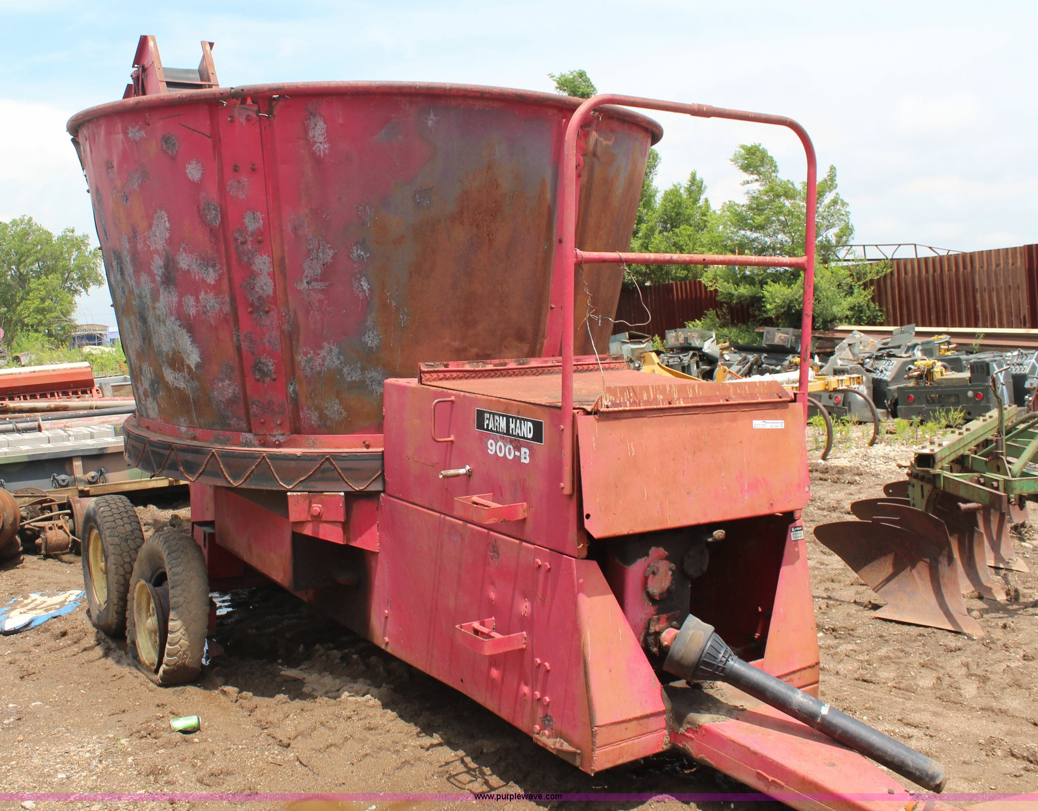 Farm Hand 900B tub grinder in Wamego, KS Item BO9381 sold Purple Wave