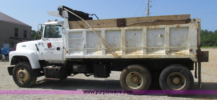 image for item BS9147 1994 Ford L9000 dump truck