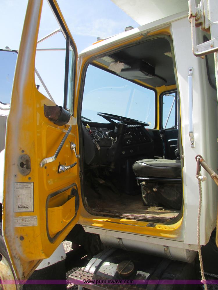 image for item BS9147 1994 Ford L9000 dump truck