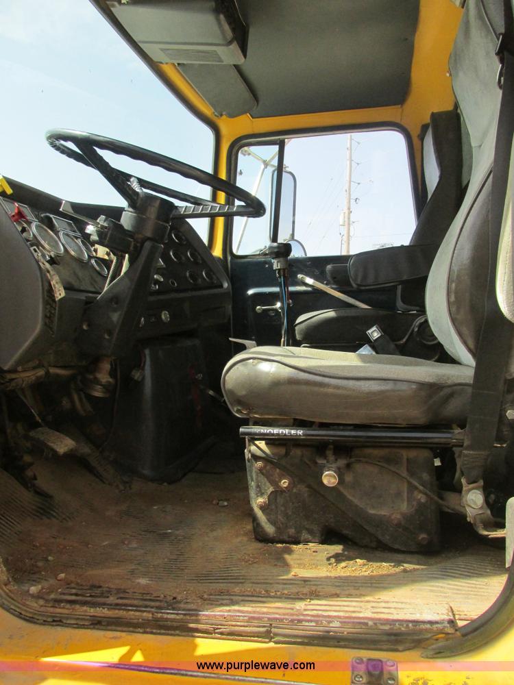 image for item BS9147 1994 Ford L9000 dump truck