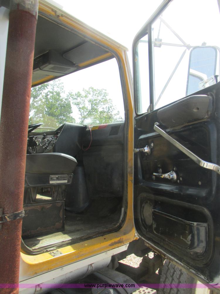 image for item BS9147 1994 Ford L9000 dump truck