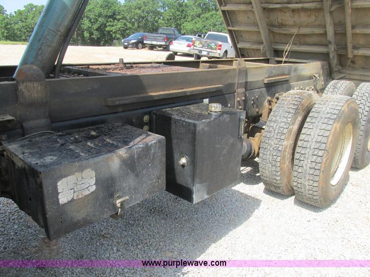 image for item BS9147 1994 Ford L9000 dump truck