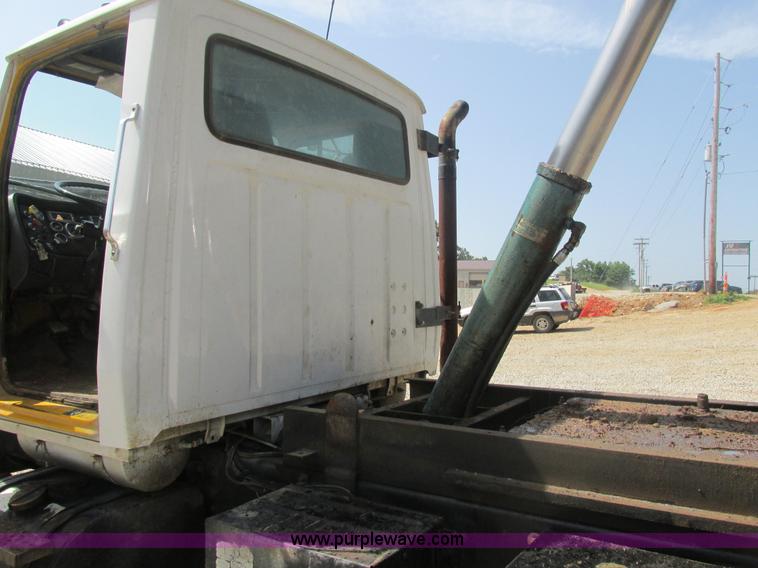 image for item BS9147 1994 Ford L9000 dump truck